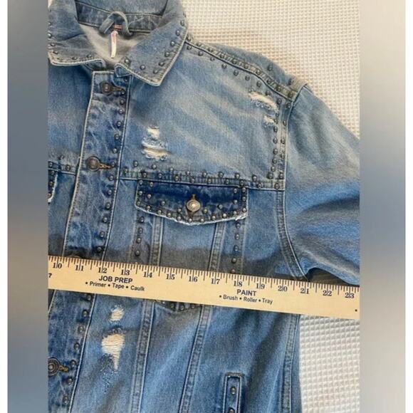 Free People Studded Oversized Denim Trucker Jacket Medium Distressed Blue Boho - Picture 4 of 13